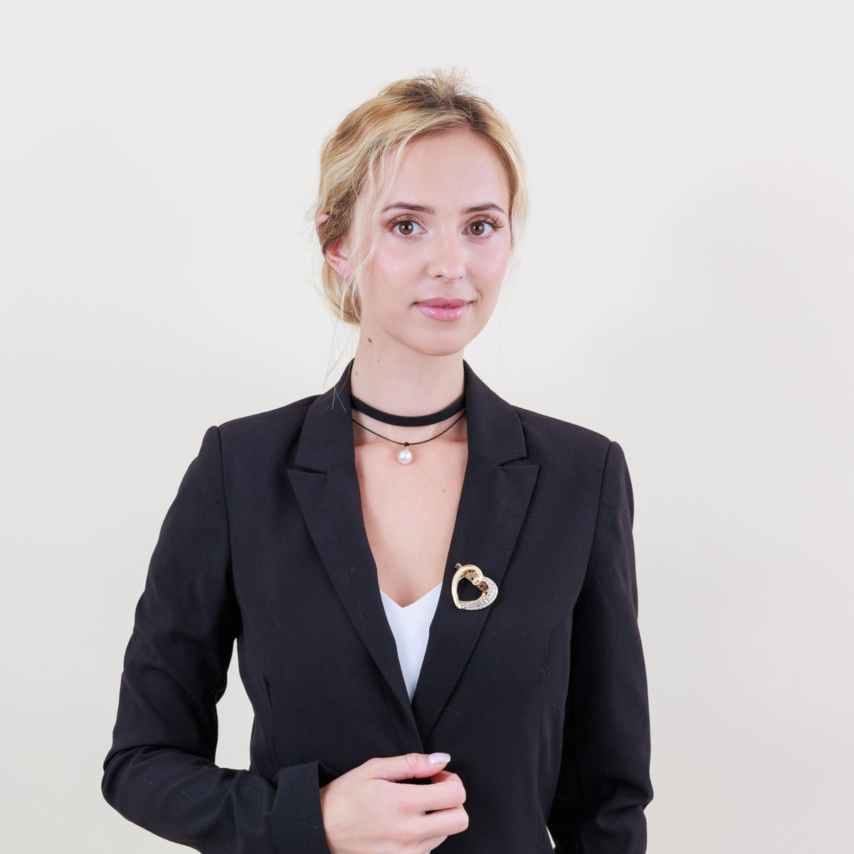 Broszka złota serce z kryształkami elegancka do swetra i butów