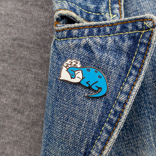 Dinozaur albastru dormind pe o pernă - insignă pentru un copil