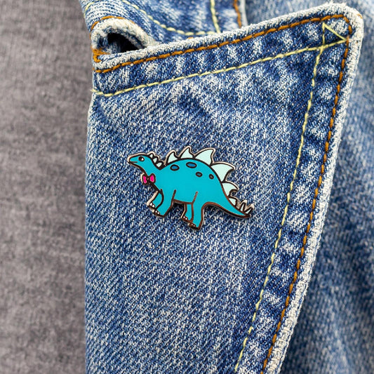 Dinozaur turcoaz cu fundă - insignă pentru copil