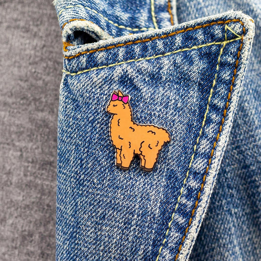 Alpaca maro deschis cu o fundă roz - o broșă frumoasă