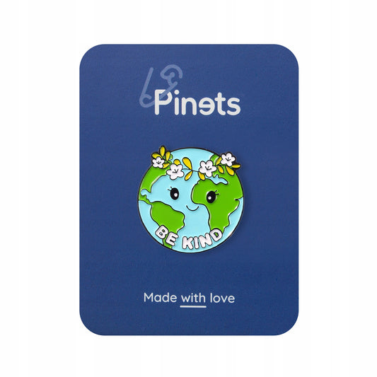 Insignă ecologică în formă de planetă Pământ cu o coroană cu sloganul „Fii bun”