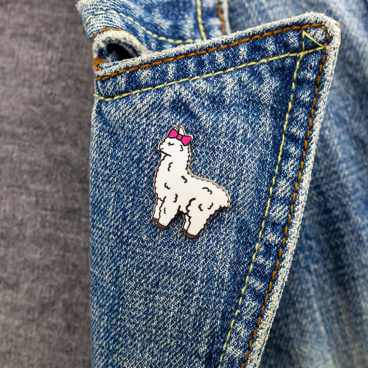 Alpaca albă cu fundă roz - o broșă frumoasă