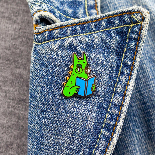 Dragonul Wawel citind o carte - o insignă pentru un iubitor de cărți