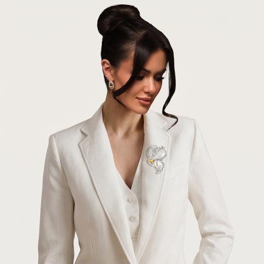 Elegancka broszka motyl z masą perłową i żółtym kamieniem elegancka