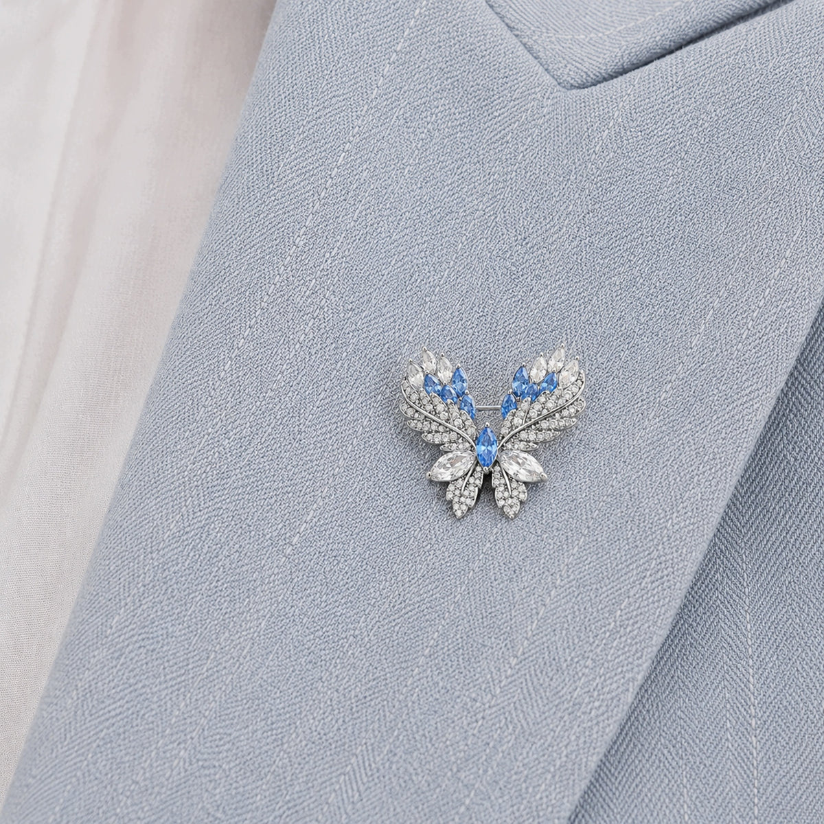 Broszka motyl srebrna z niebieskimi kryształkami elegancka damska