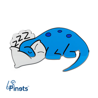 Dinozaur albastru dormind pe o pernă - insignă pentru un copil