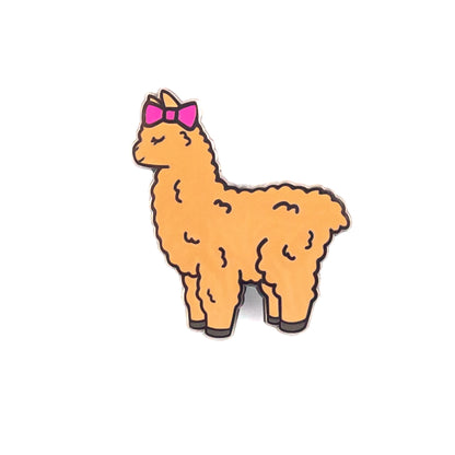 Alpaca maro deschis cu o fundă roz - o broșă frumoasă