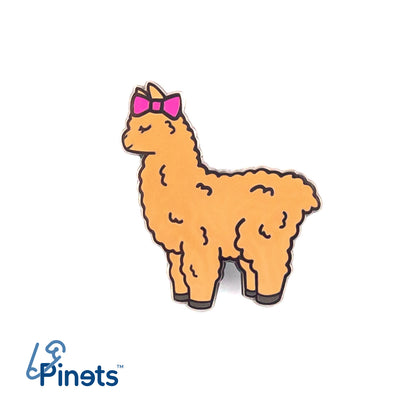 Alpaca maro deschis cu o fundă roz - o broșă frumoasă