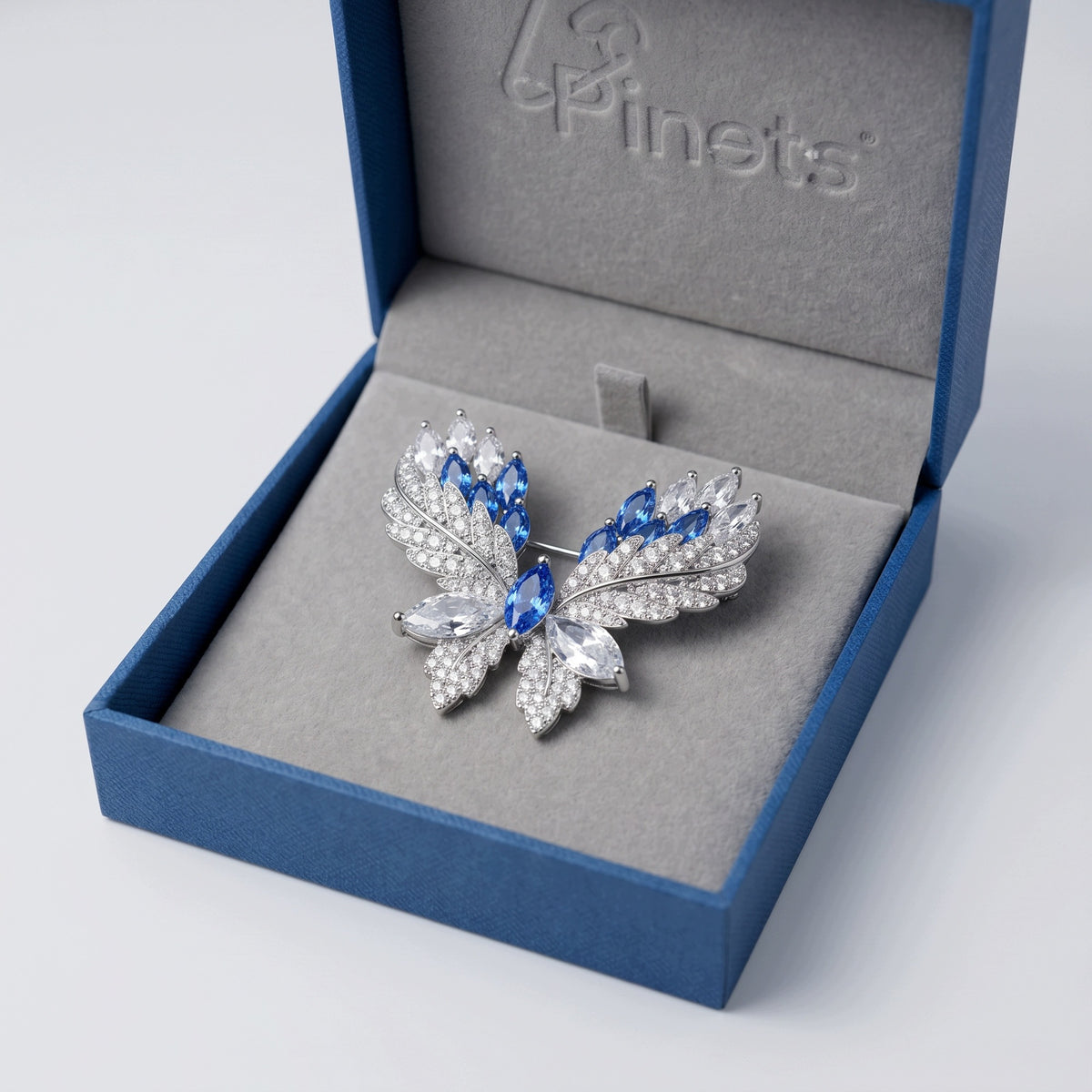 Broszka motyl srebrna z niebieskimi kryształkami elegancka damska
