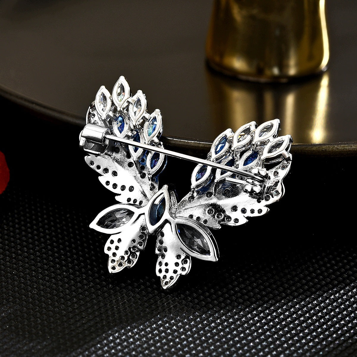 Broszka motyl srebrna z niebieskimi kryształkami elegancka damska