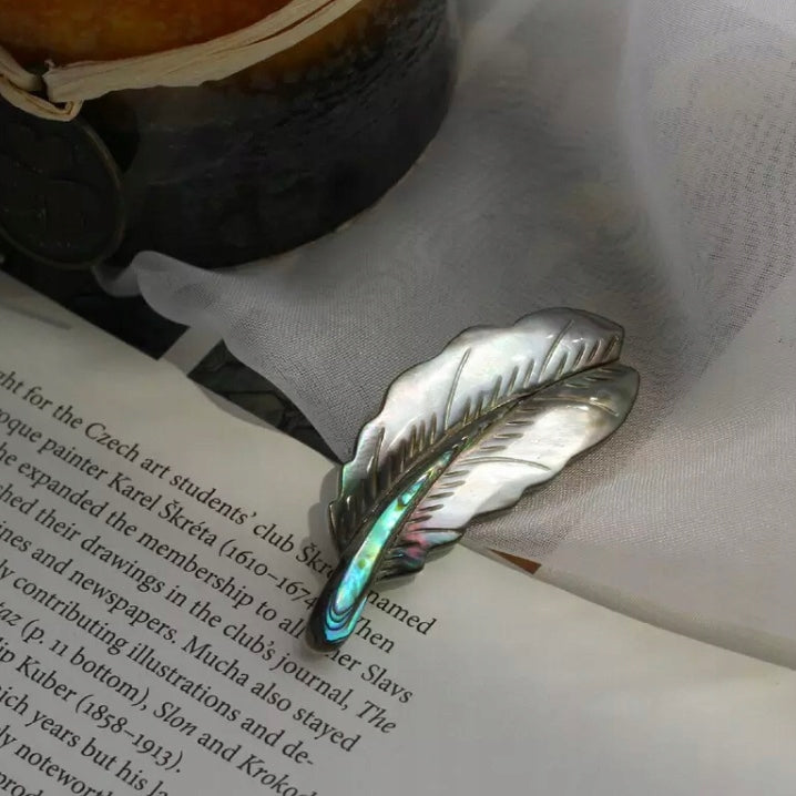 Broșă cu pană de pasăre și sidef