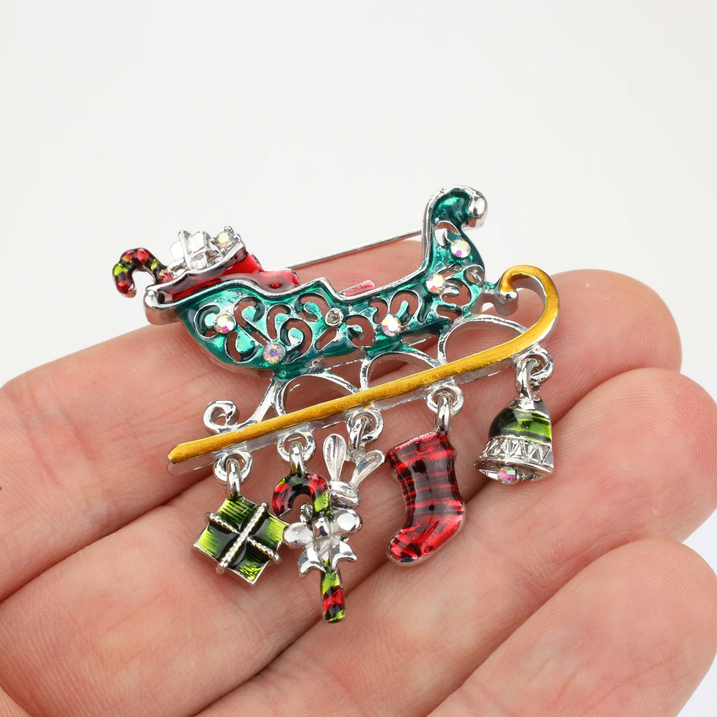 Sania lui Moș Crăciun cu cadouri - broșă de Crăciun