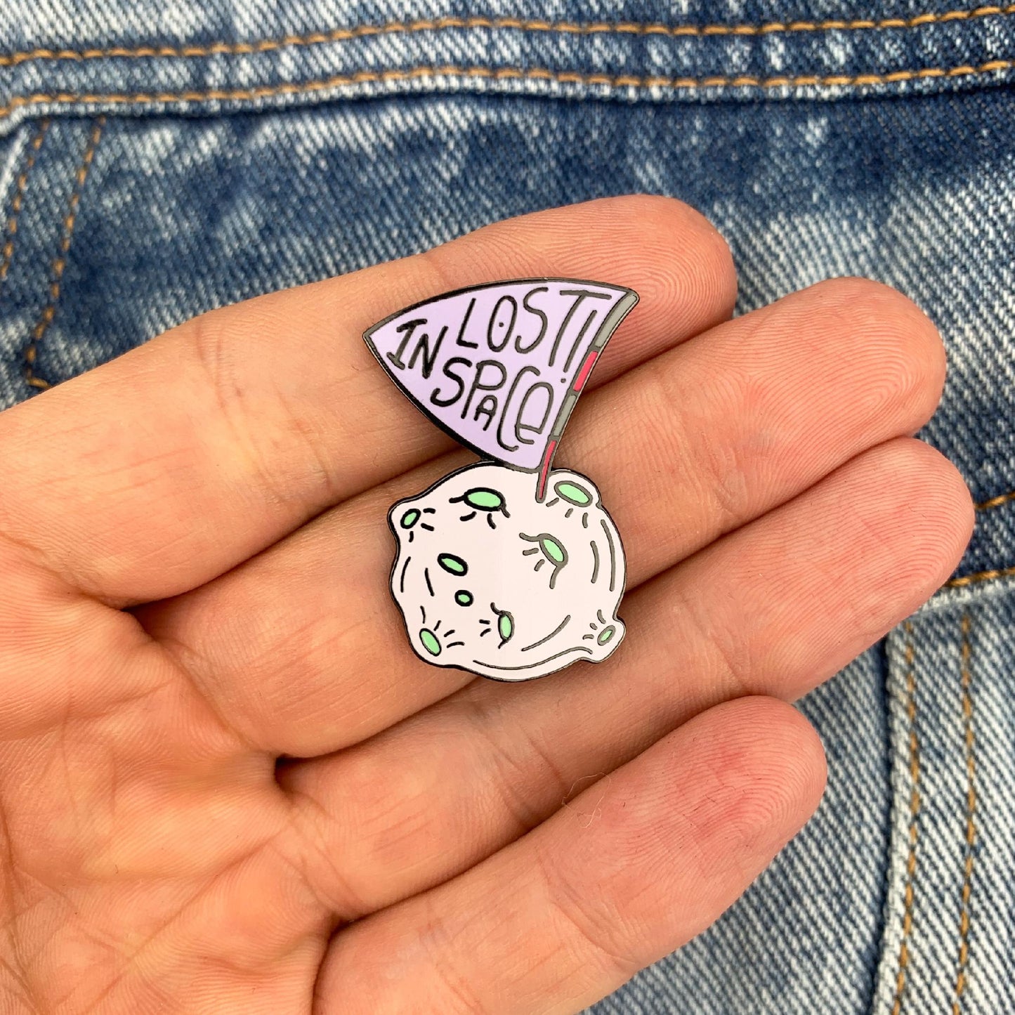 Meteorit „Pierdut în spațiu” - Insignă de colecționar