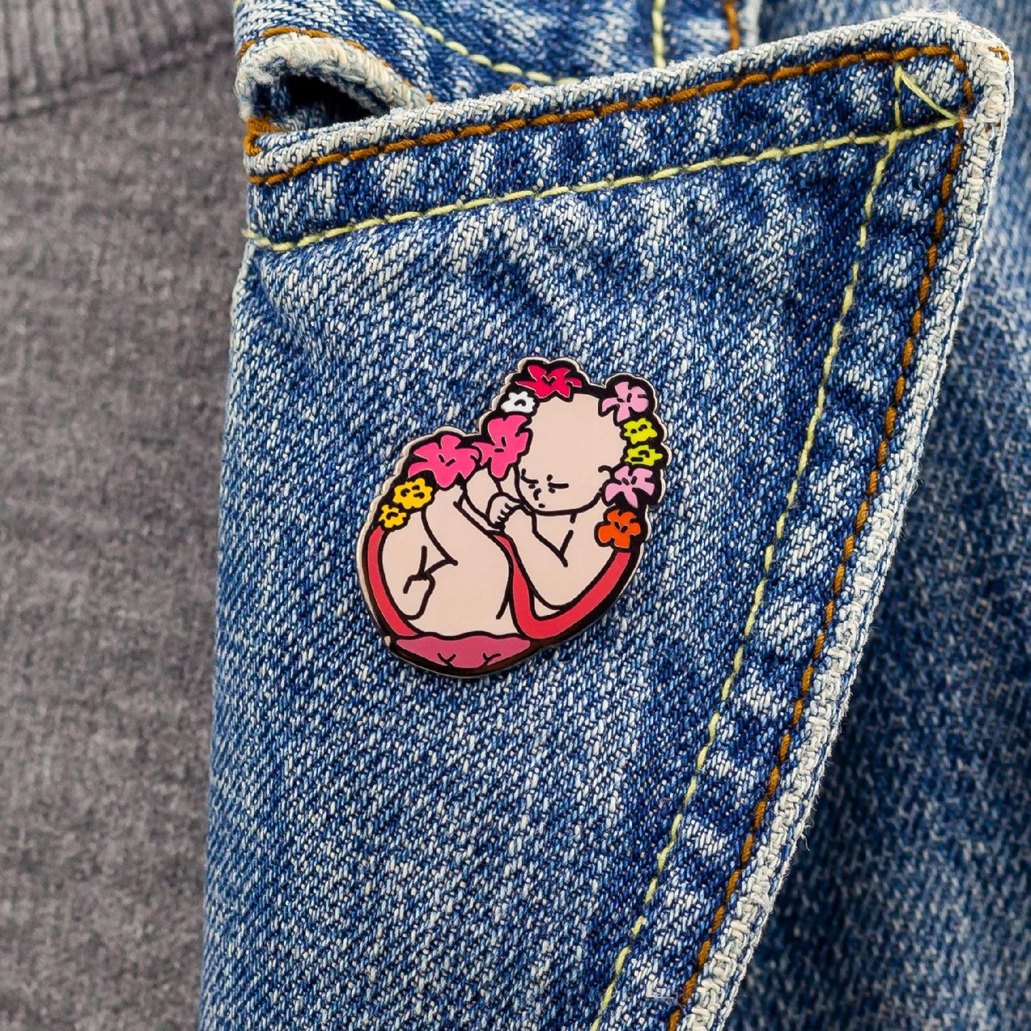 Bebeluș de făt înconjurat de flori - insignă