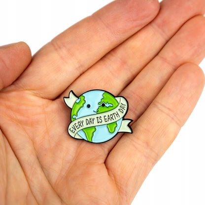 Insignă ecologică în formă de planetă Pământ cu sloganul „Fiecare zi este Ziua Pământului”