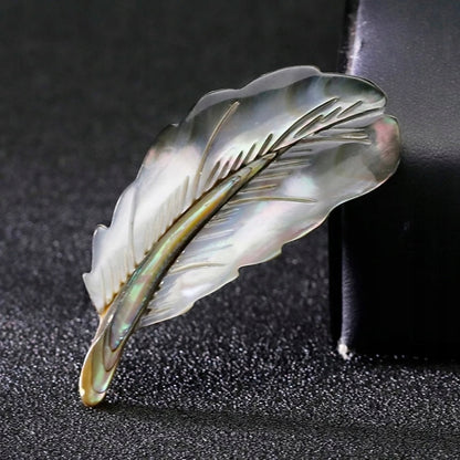 Broșă cu pană de pasăre și sidef