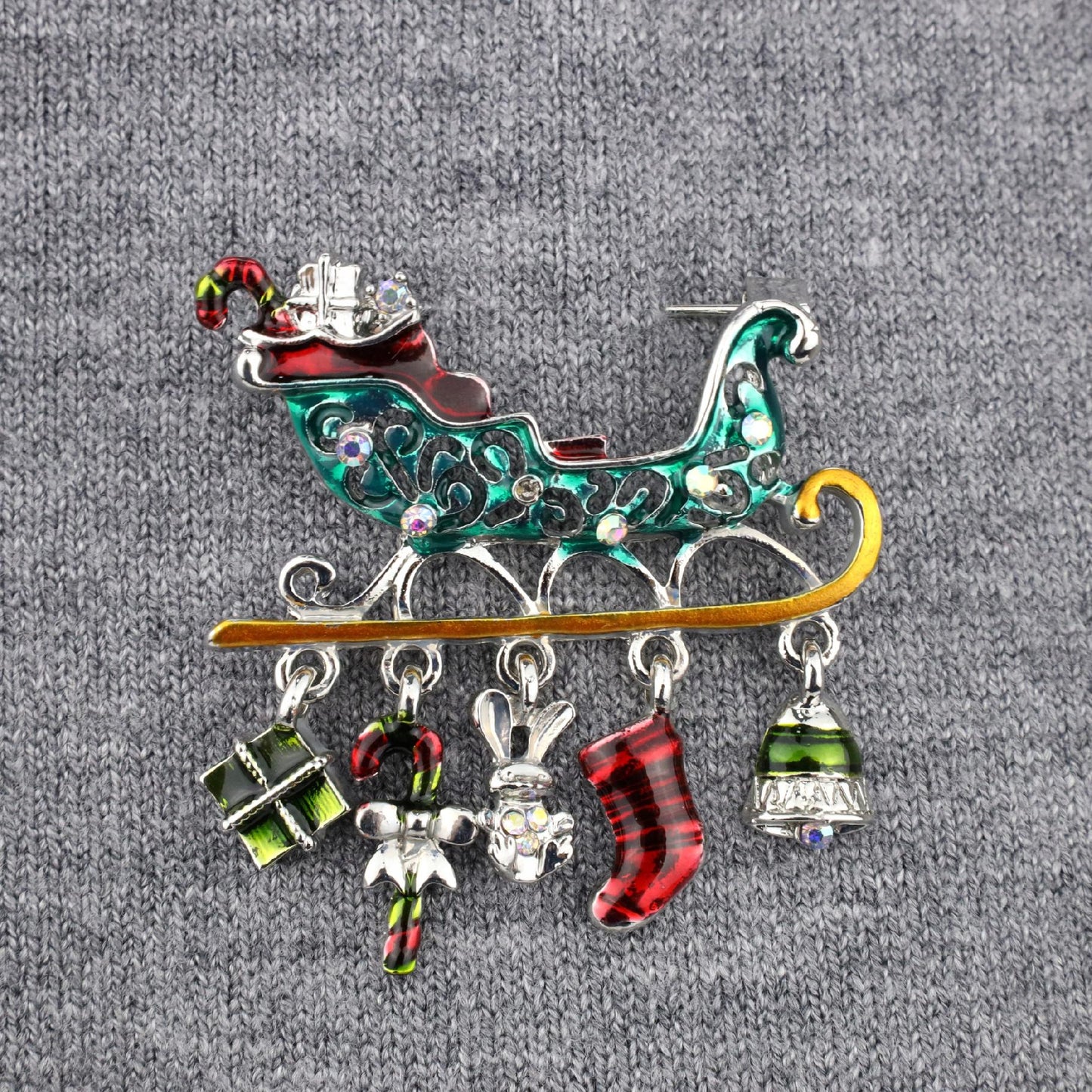 Sania lui Moș Crăciun cu cadouri - broșă de Crăciun