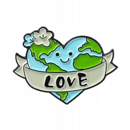 Broșă ecologică cu o inimă în formă de planetă Pământ și inscripția „Dragoste”