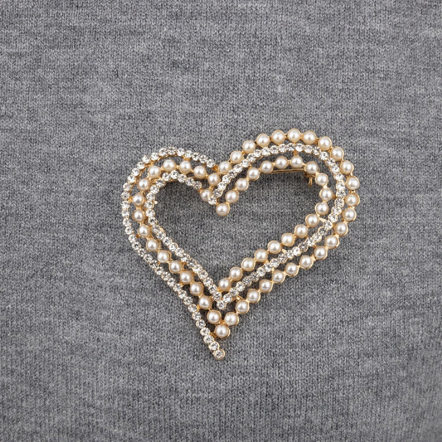 Inimă cu mărgele și zirconii - o broșă pentru îndrăgostiți
