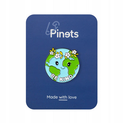 Insignă ecologică în formă de planetă Pământ cu o coroană cu sloganul „Fii bun”