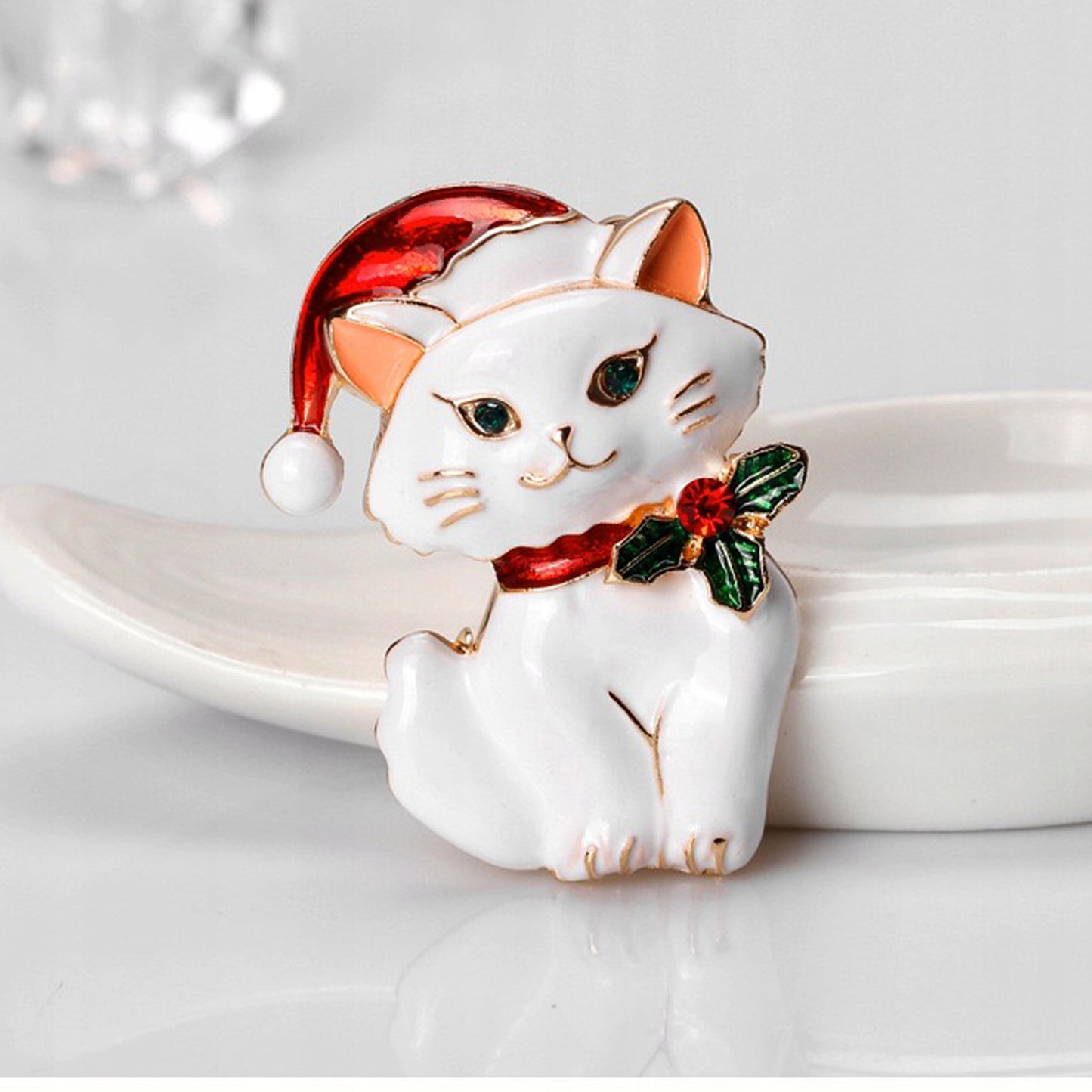 Pisicuță albă de Crăciun cu pălărie de Moș Crăciun - broșă decorativă pentru sărbători