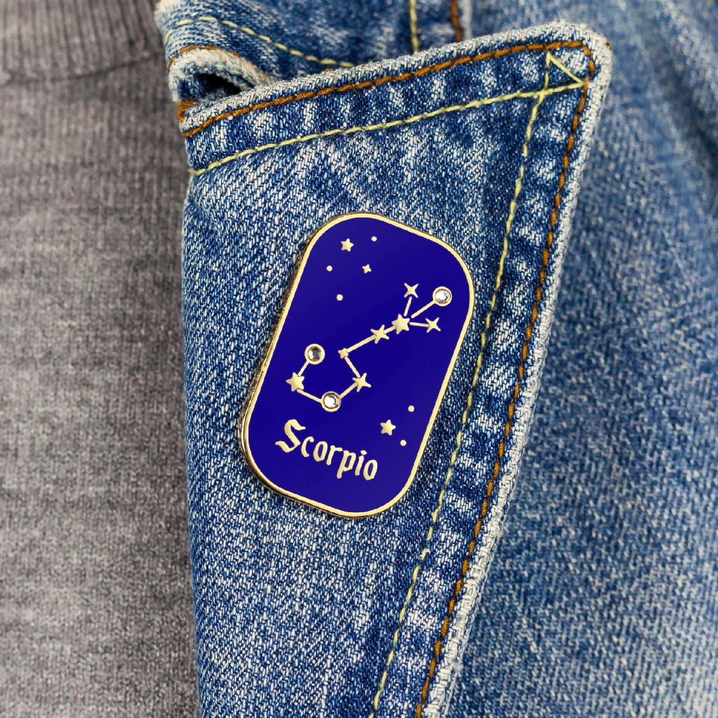 Semn zodiacal Scorpion - broșă cu zirconiu finisată cu aur de 14K