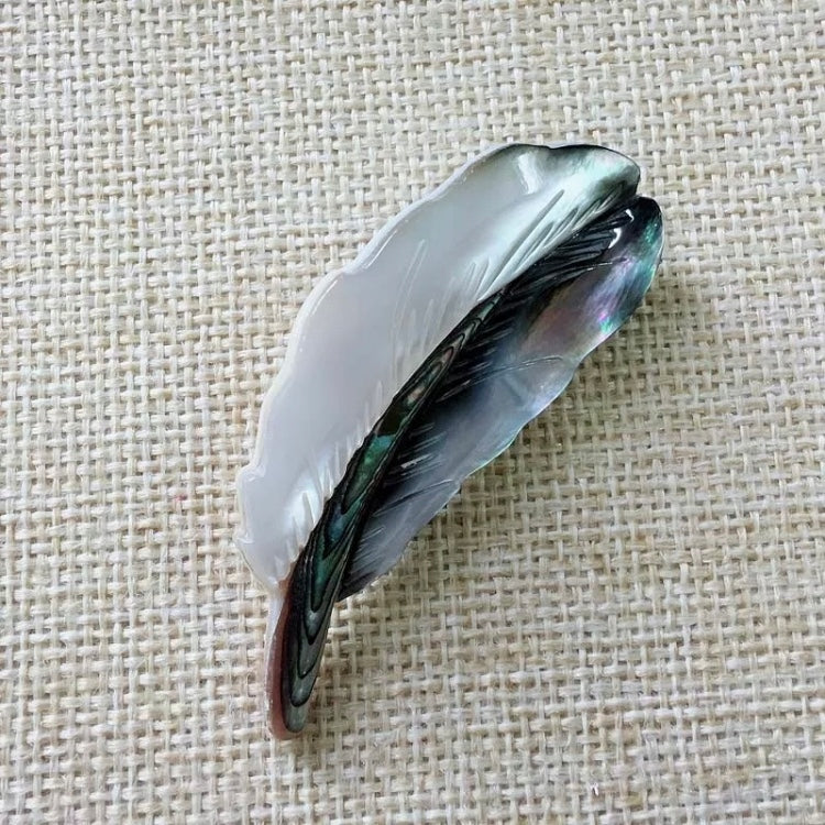 Broșă cu pană de pasăre și sidef