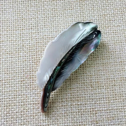Broșă cu pană de pasăre și sidef