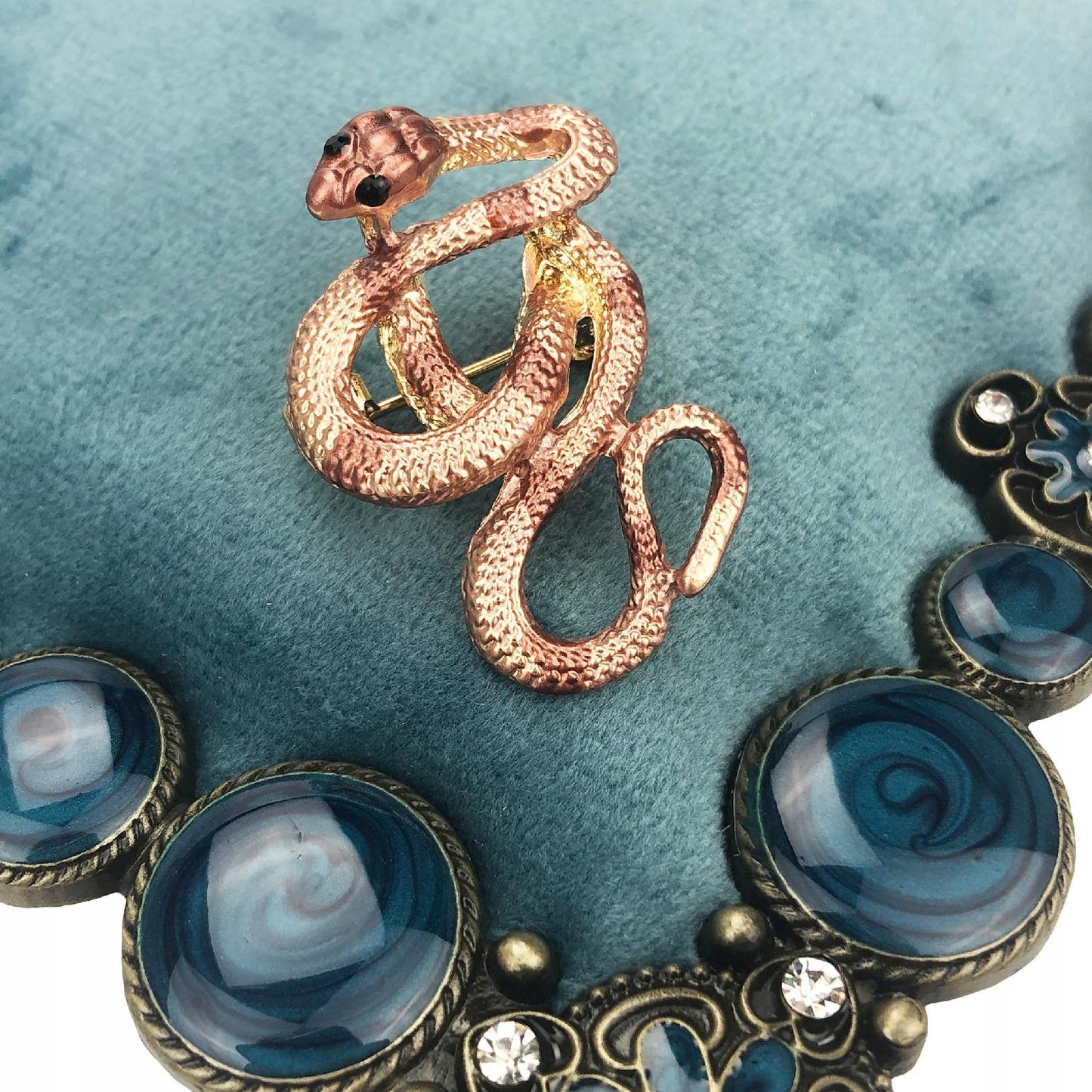 Broșă șarpe aurie cu zirconiu cubic