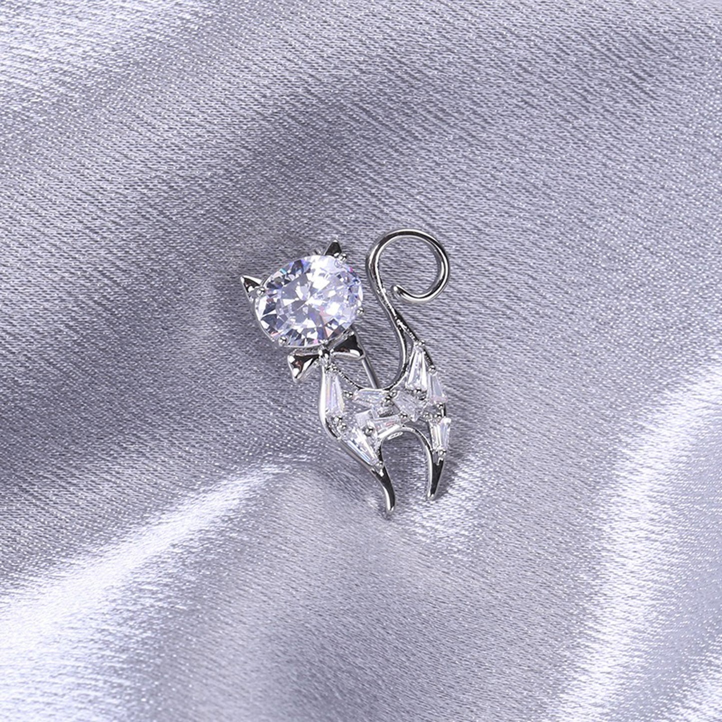 Pisicuță argintie cu fundă - broșă cu zirconiu cubic