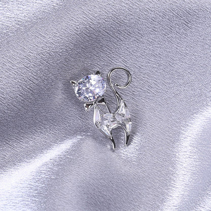 Pisicuță argintie cu fundă - broșă cu zirconiu cubic