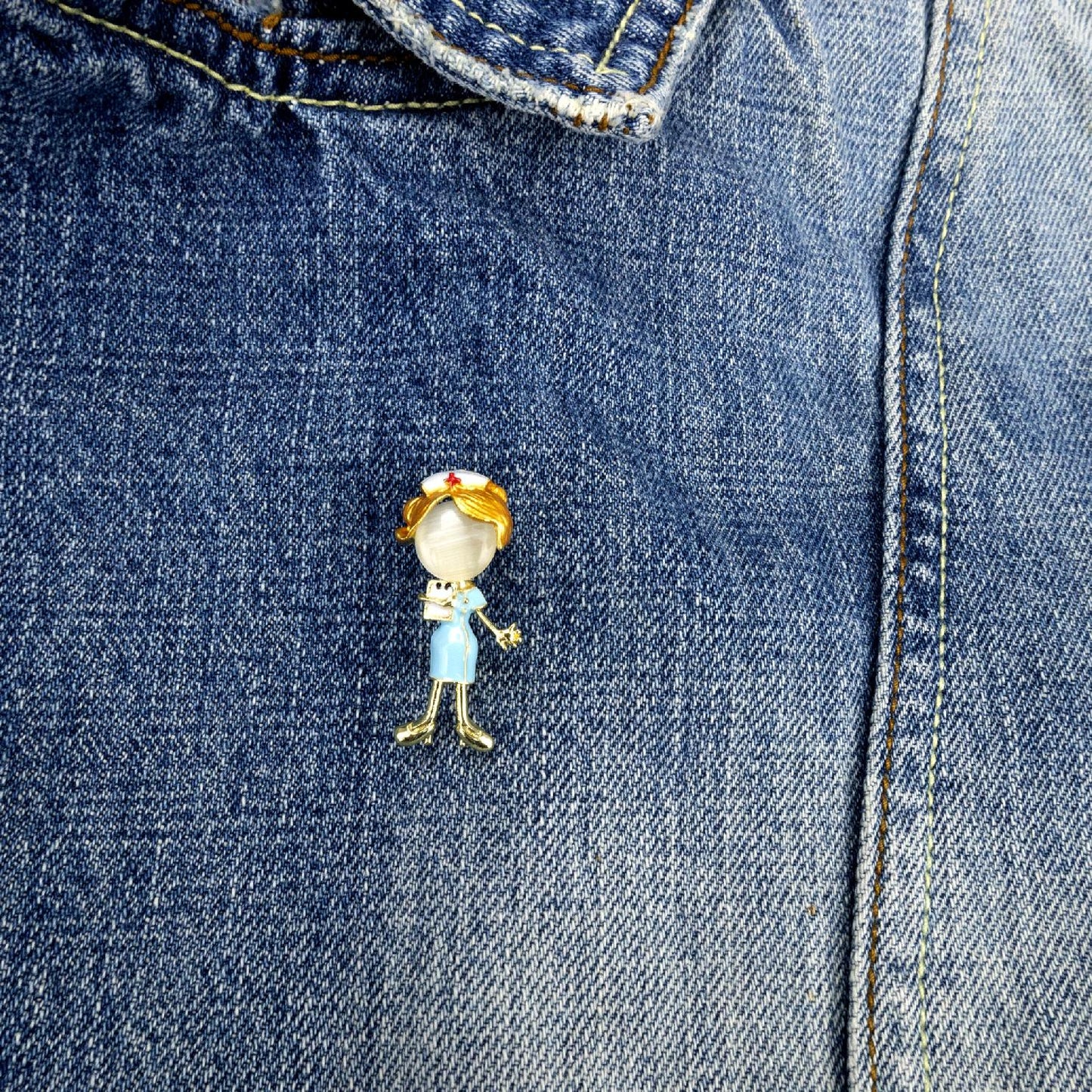 Asistentă medicală în ținută albastră - broșă