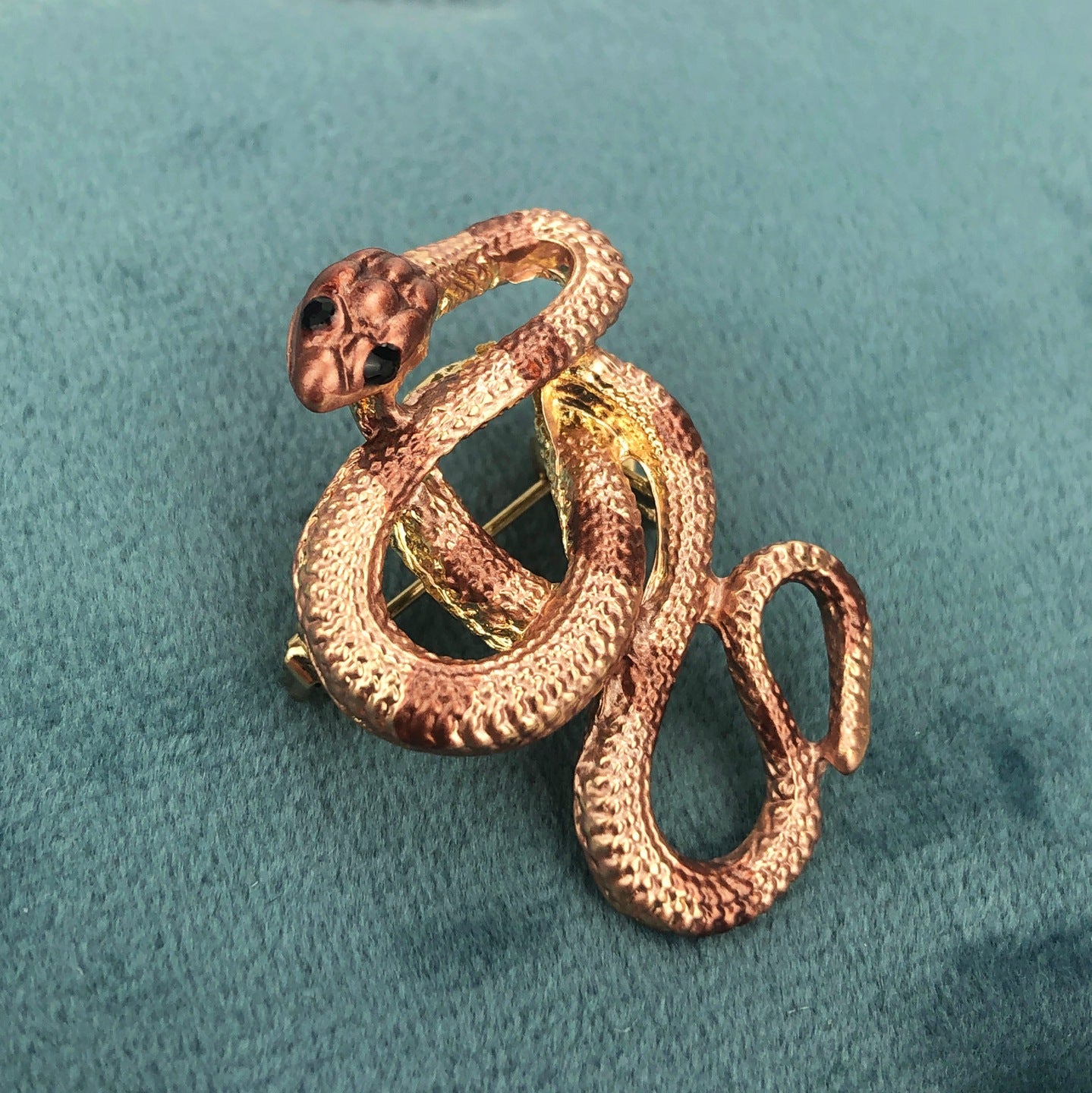 Broșă șarpe aurie cu zirconiu cubic