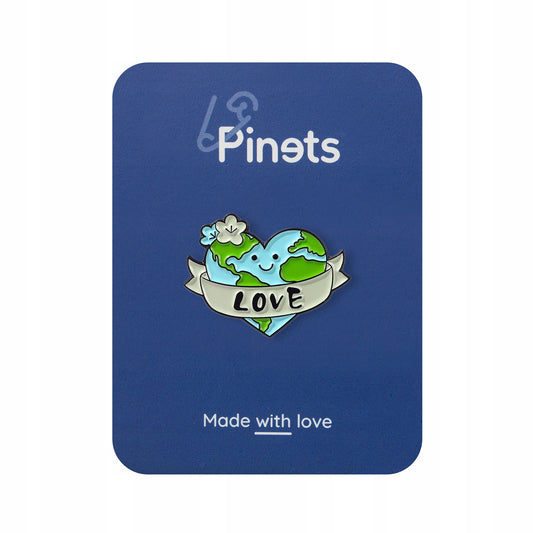 Broșă ecologică cu o inimă în formă de planetă Pământ și inscripția „Dragoste”