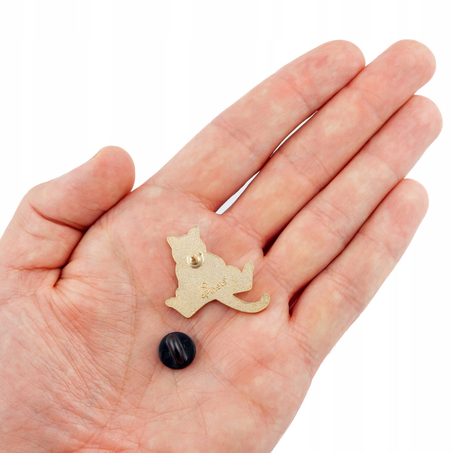 Pisică portocalie grasă - o insignă pentru o doamnă pisică