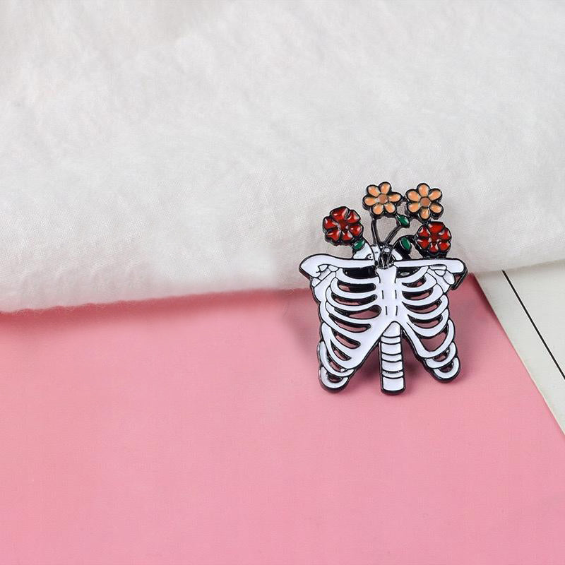 Szkielet z kwiatami przypinka - Pinets Polska
