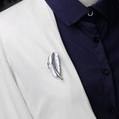 Broșă cu pană de pasăre și sidef