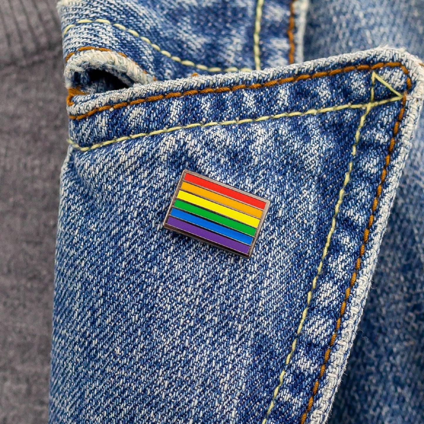 Steagul LGBT curcubeu - insignă curcubeu