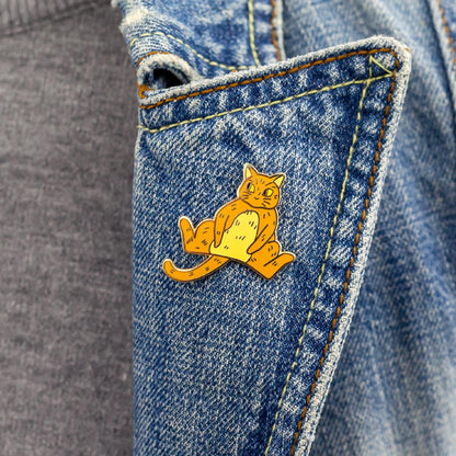 Pisică portocalie grasă - o insignă pentru o doamnă pisică