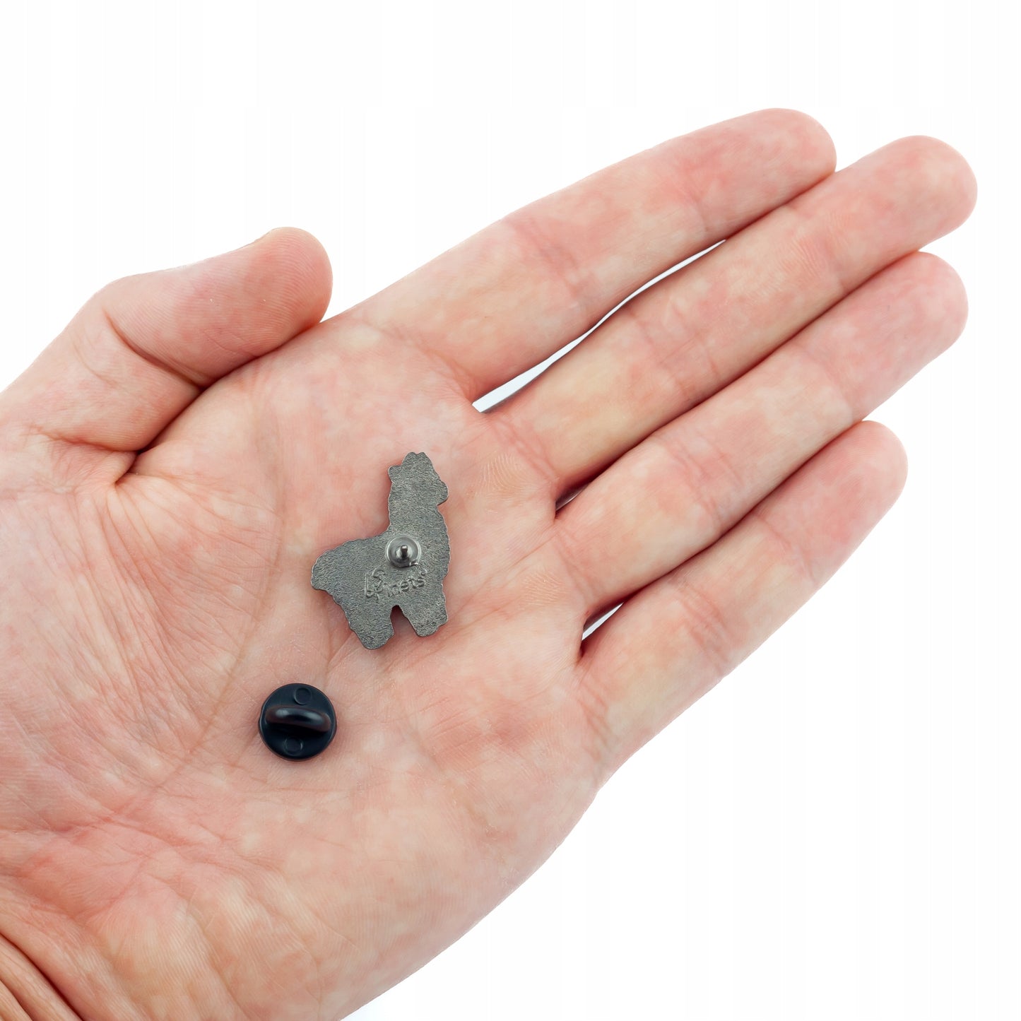 Alpaca maro deschis cu o fundă roz - o broșă frumoasă