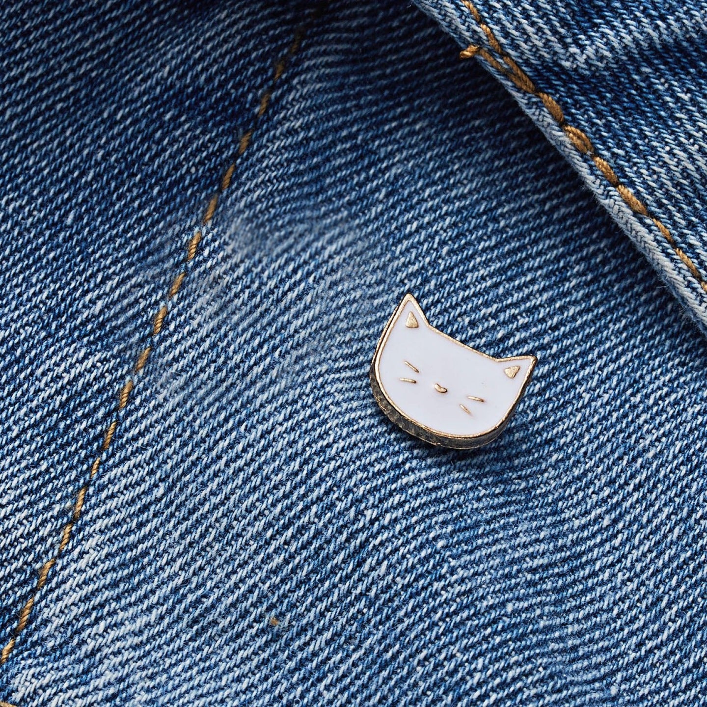 Broșă pisicuță din aur alb