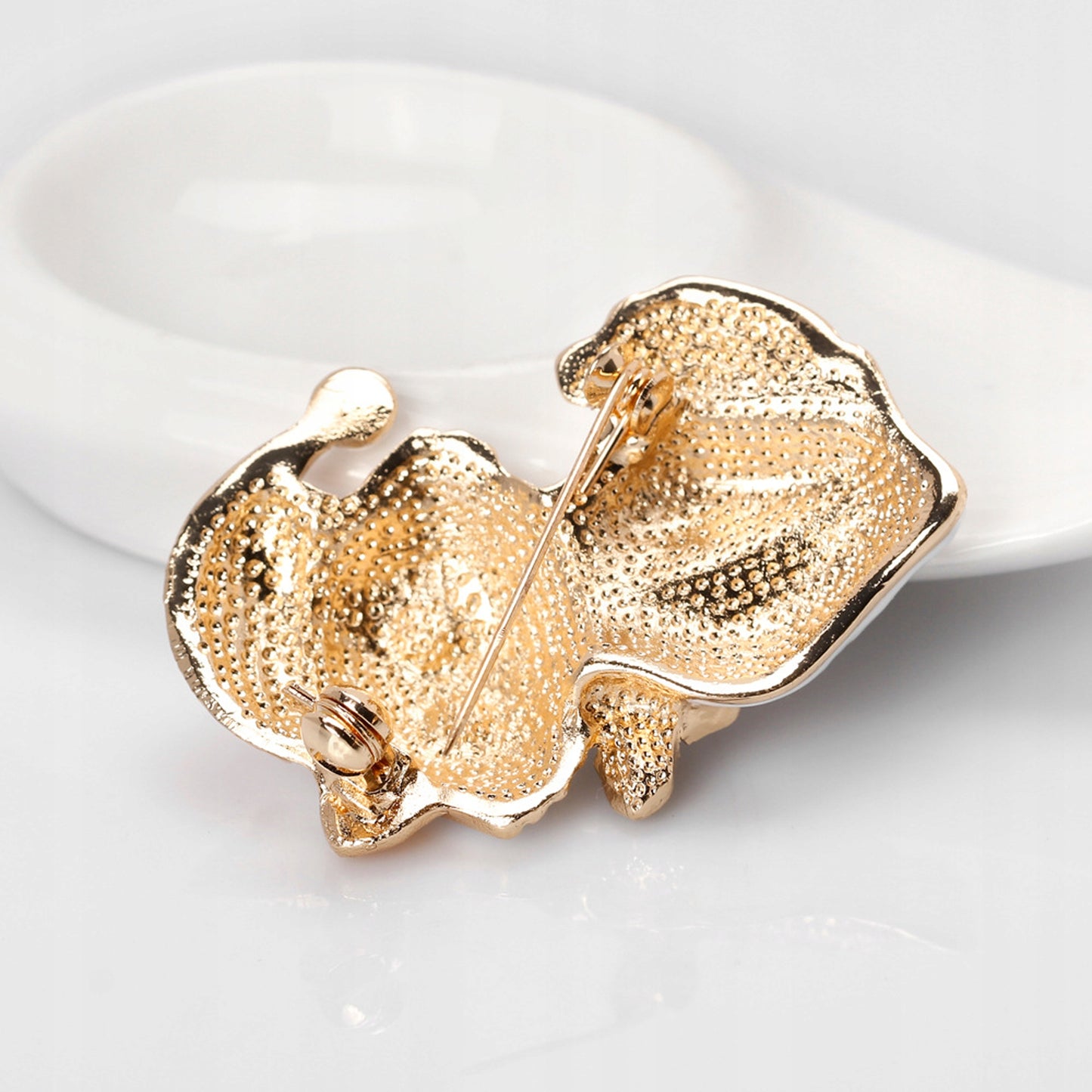 Pisicuță albă de Crăciun cu pălărie de Moș Crăciun - broșă decorativă pentru sărbători