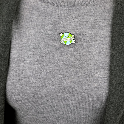 Insignă ecologică în formă de planetă Pământ cu sloganul „Fiecare zi este Ziua Pământului”