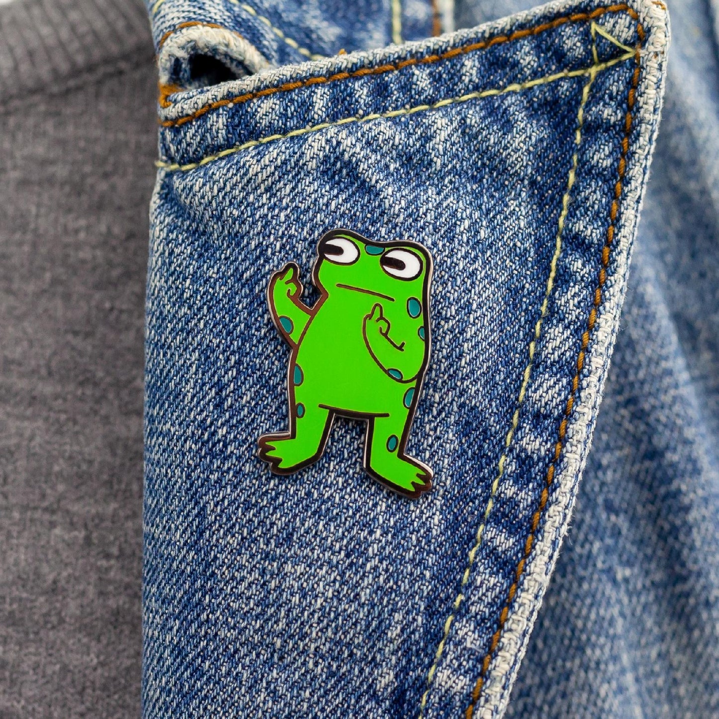 Broască rea care dă degetele mijlocii - Pin cool