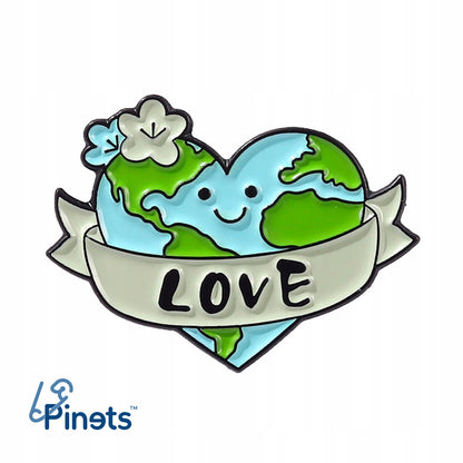 Broșă ecologică cu o inimă în formă de planetă Pământ și inscripția „Dragoste”