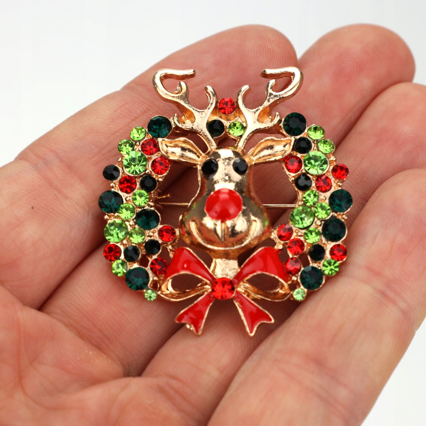 Ren cu o coroană - broșă de Crăciun