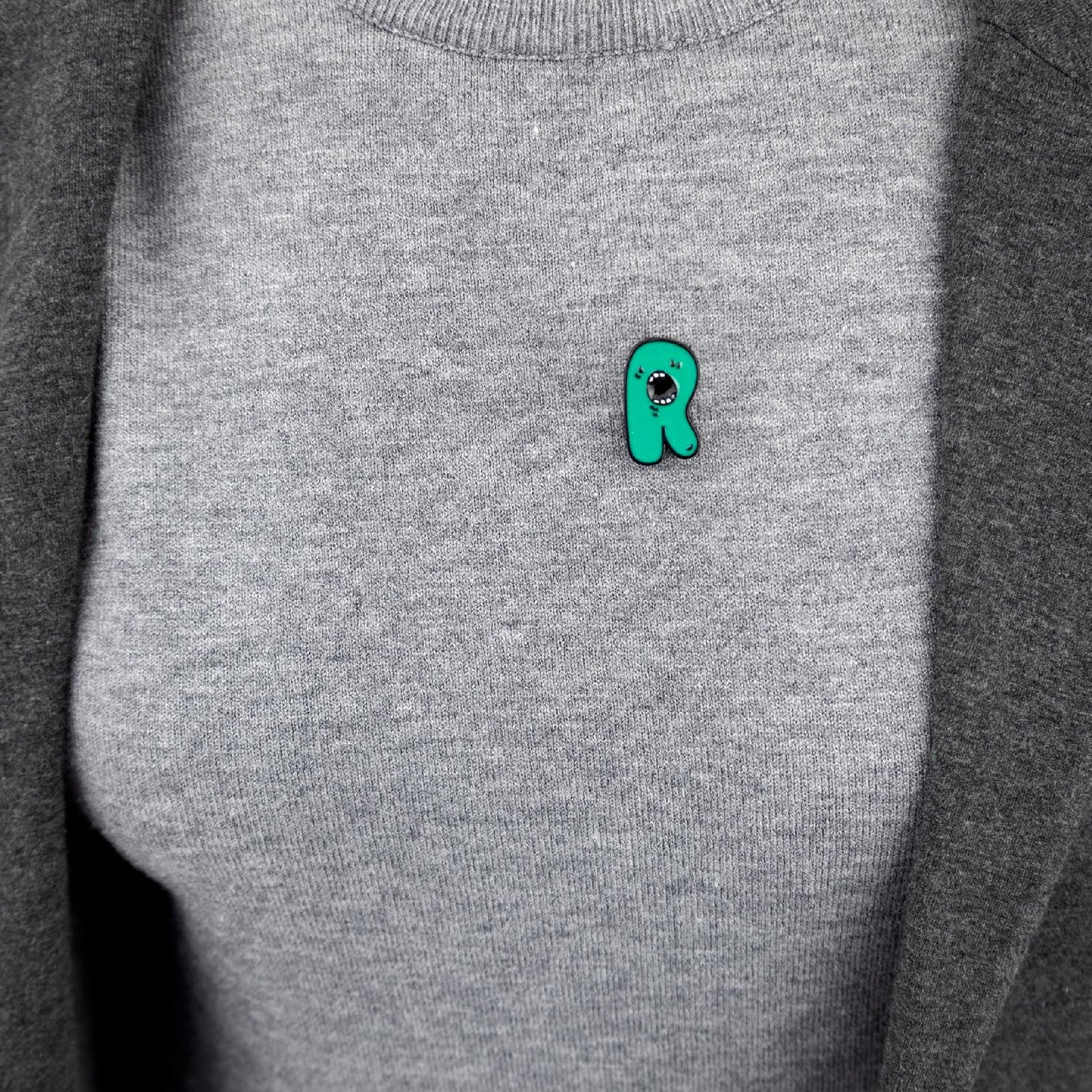 Litera R cu gura deschisă - ac verde