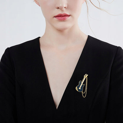 Chitară cu lanț și inscripția LOVE - broșă placată cu aur de 14K