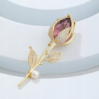 Broșă placată cu aur de 14K - Trandafir cu zirconii și o perlă