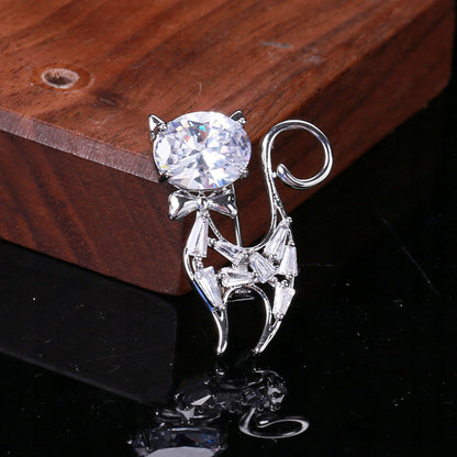 Pisicuță argintie cu fundă - broșă cu zirconiu cubic